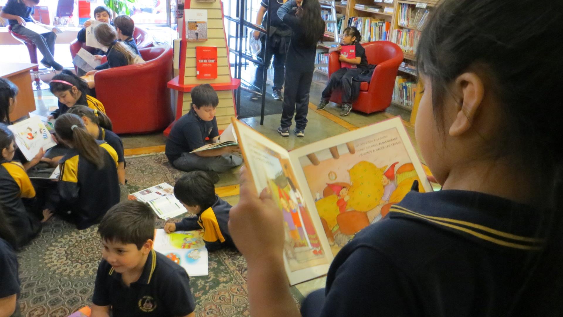Biblioteca Mineduc realiza actividades de incentivo a la lectura para más de 200 niños y niñas
